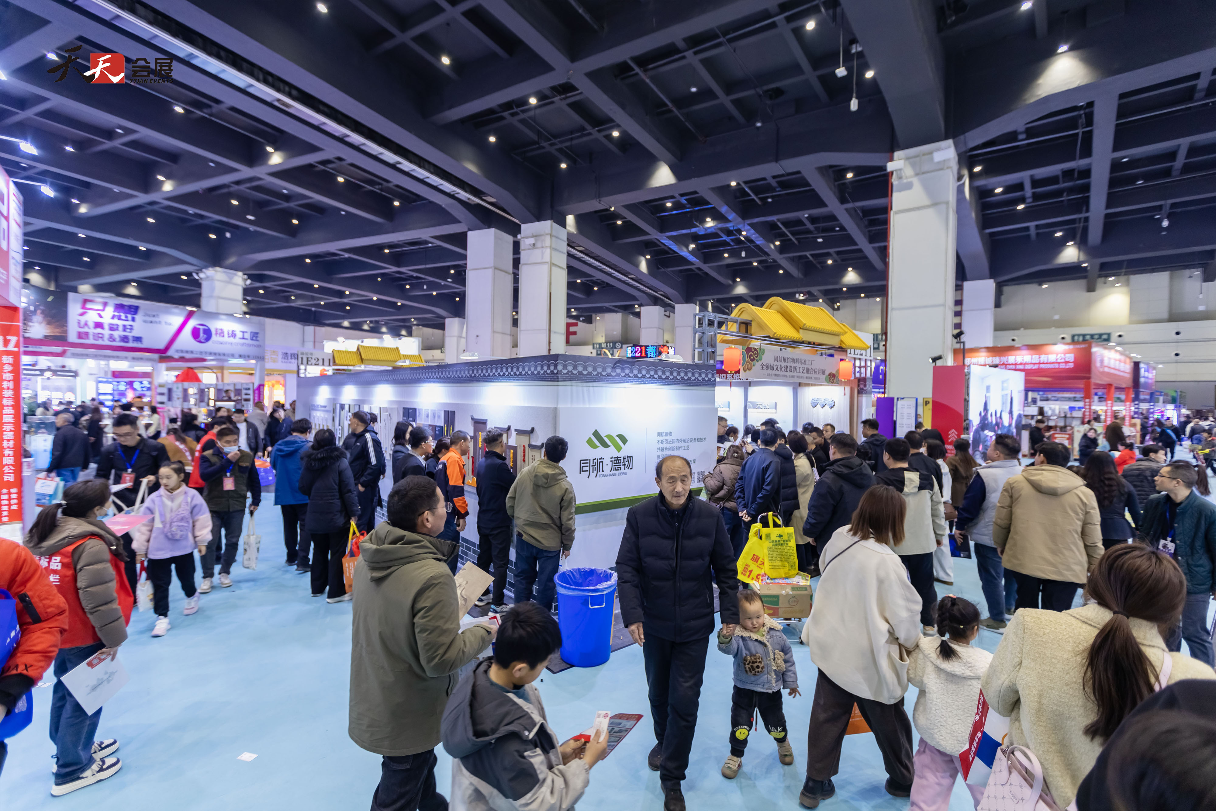 人潮涌動(dòng)，熱鬧非凡|2025春季中原廣告展第二天盛況依舊